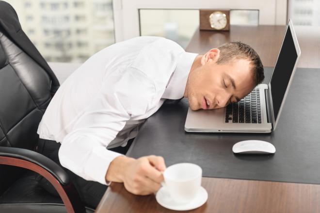العلماء يكشفون تبعات قلة النوم والإجهاد في العمل